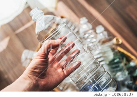 空のペットボトル 108658537