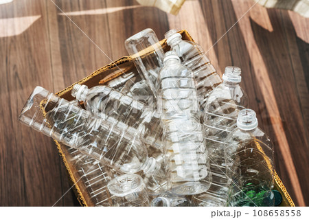 空のペットボトル 108658558