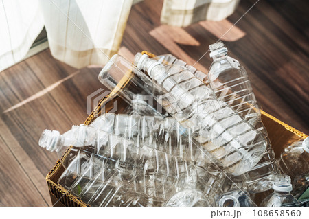 空のペットボトル 108658560