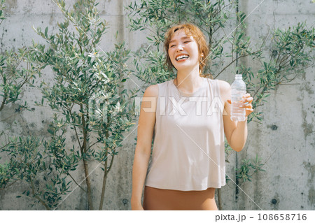 水・ミネラルウォーターのペットボトルを持った女性・運動・ダイエット・水分補給・水素水・デトックス 水・ミネラルウォーターのペットボトルを持った女性・運動・ダイエット・水分補給・水素水・デトックス 108658716