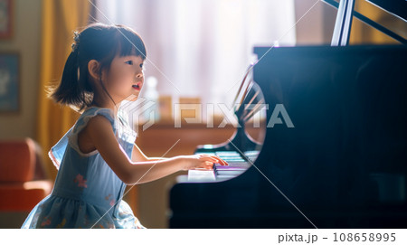 ピアノを弾く子供 108658995