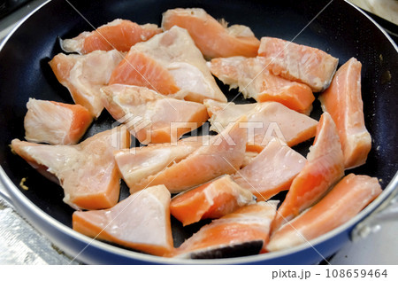 トラウトサーモンのアラをフライパン焼く 108659464