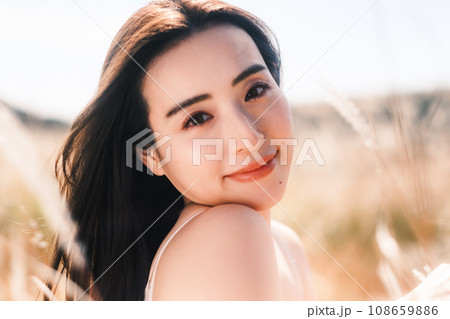 ススキの中にいる女性　ビューティーイメージ 108659886