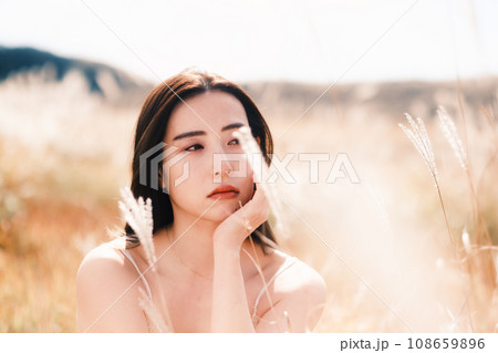 ススキの中にいる女性 ビューティーイメージ ススキの中にいる女性 ビューティーイメージ 108659896