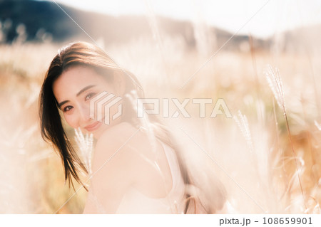 ススキの中にいる女性　ビューティーイメージ 108659901