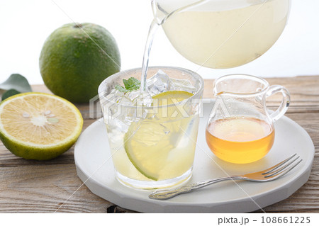 手作りのじゃばらジュース 白背景 手作りのじゃばらジュース 白背景 108661225