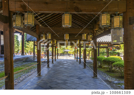 黄檗宗大本山「萬福寺」回廊の灯籠 黄檗宗大本山「萬福寺」回廊の灯籠 108661389