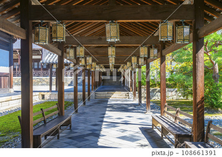 黄檗宗大本山「萬福寺」回廊の灯籠 黄檗宗大本山「萬福寺」回廊の灯籠 108661391