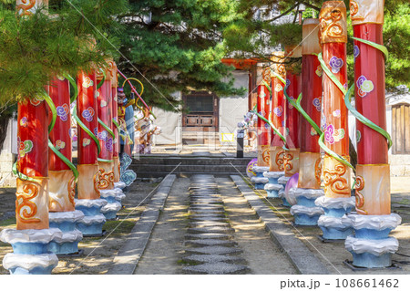 黄檗宗大本山「萬福寺」通玄門とランタン 108661462