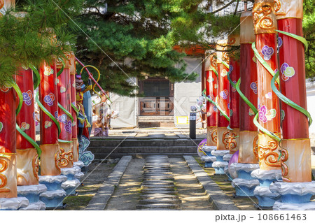 黄檗宗大本山「萬福寺」通玄門とランタン 108661463