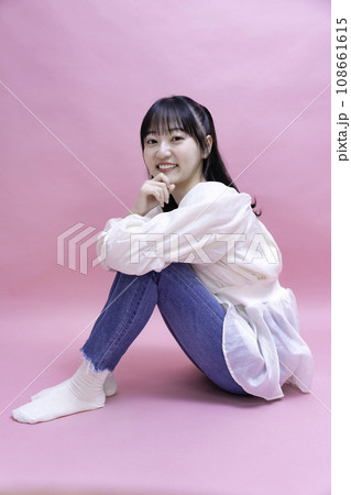 清楚でフェミニンな雰囲気の女性 清楚でフェミニンな雰囲気の女性 108661615