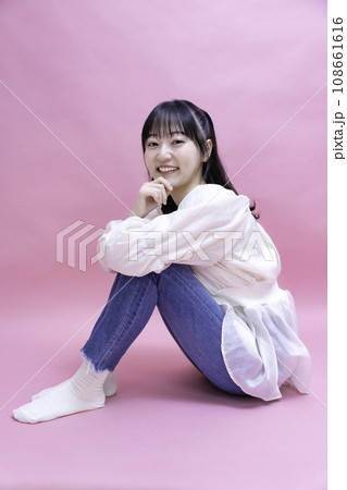 清楚でフェミニンな雰囲気の女性 清楚でフェミニンな雰囲気の女性 108661616