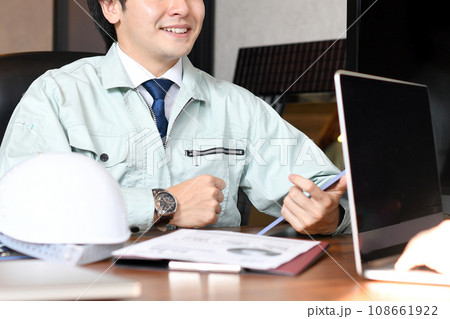 取引先と会議中の若いアジア人の男性作業員 108661922