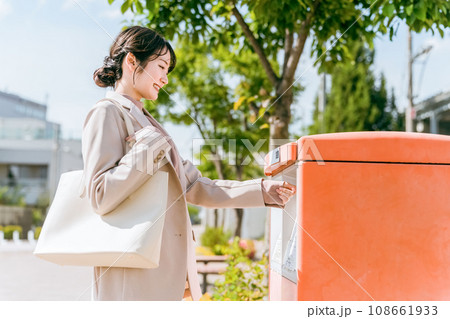 郵便ポストに手紙を入れる女性（郵送・発送・申し込み） 108661933