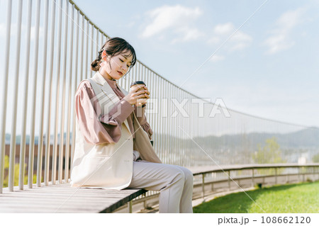 不満そうにコーヒーを見つめるビジネスウーマン 108662120