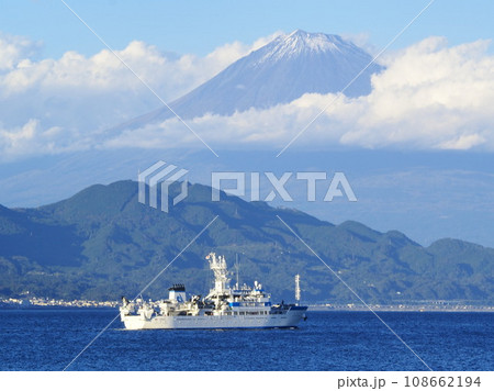 静岡県　東京海洋大学海洋科学部　海鷹丸と富士　10月 108662194