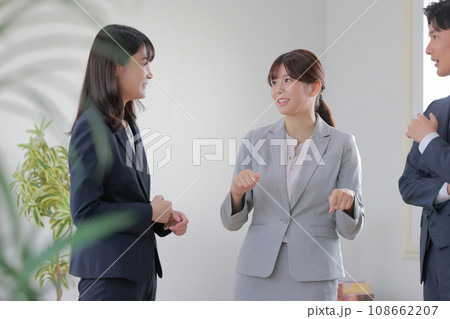 自分の考えを話すフレッシャーズと聞いているビジネスパーソン2人3 自分の考えを話すフレッシャーズと聞いているビジネスパーソン2人3 108662207