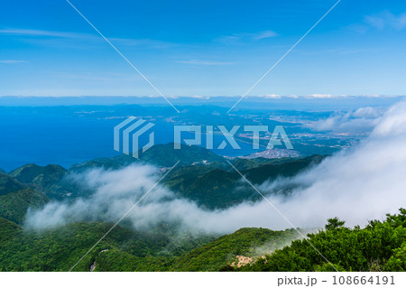 雲仙妙見岳からの雲海と新緑【長崎県雲仙市】 雲仙妙見岳からの雲海と新緑【長崎県雲仙市】 108664191