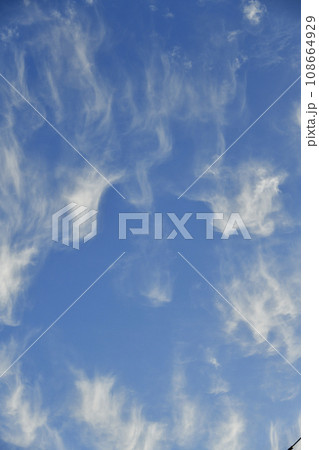 天空を流れる雲 背景 天空を流れる雲 背景 108664929