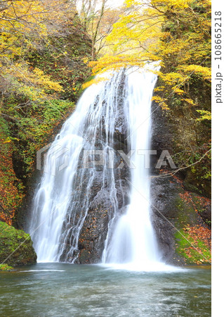 秋田県藤里町の紅葉の峨瓏大滝 秋田県藤里町の紅葉の峨瓏大滝 108665218