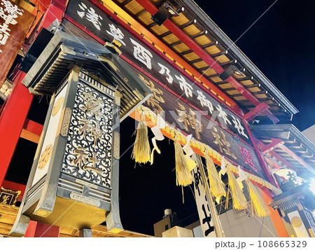 酉の市起源発祥の鷲神社_酉の市_一の酉の午前零時に始まった未明の夜空に映える鷲神社 酉の市起源発祥の鷲神社_酉の市_一の酉の午前零時に始まった未明の夜空に映える鷲神社 108665329