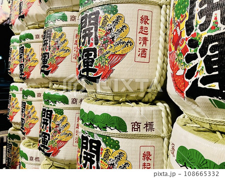 重ねられた樽酒 108665332