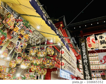 夜空に映える酉の市の熊手_浅草酉の市_熊手_かっこめ 108665352