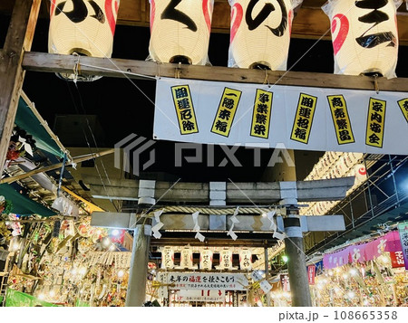 酉の市起源発祥の鷲神社_酉の市_一の酉の午前零時に始まった未明の夜空に映える鷲神社 108665358