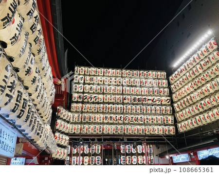 酉の市起源発祥の鷲神社_酉の市_一の酉の午前零時に始まった未明の夜空に映える鷲神社 108665361
