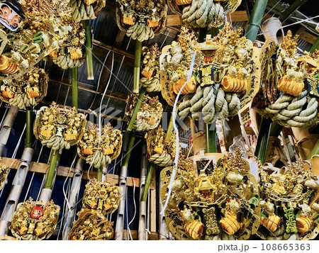 夜空に映える酉の市の熊手_浅草酉の市_熊手_かっこめ 108665363