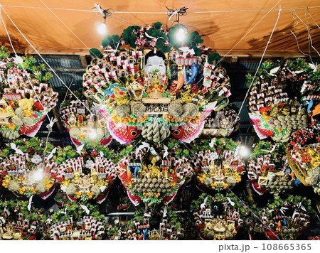 夜空に映える酉の市の熊手_浅草酉の市_熊手_かっこめ 108665365