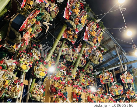 夜空に映える酉の市の熊手_浅草酉の市_熊手_かっこめ 108665366