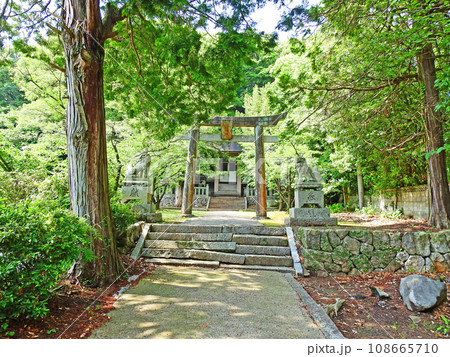 福岡県田川市にある須佐神社境内の鳥居と拝殿 福岡県田川市にある須佐神社境内の鳥居と拝殿 108665710