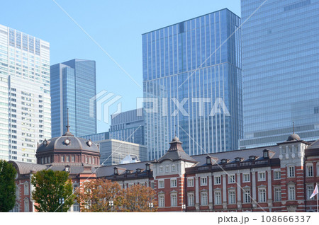 秋の青空と東京駅と高層ビル 108666337