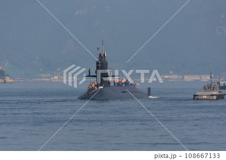 出港する海上自衛隊はるしお型潜水艦 出港する海上自衛隊はるしお型潜水艦 108667133
