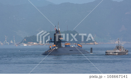 出港する海上自衛隊はるしお型潜水艦 出港する海上自衛隊はるしお型潜水艦 108667141