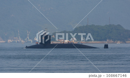 出港する海上自衛隊はるしお型潜水艦 出港する海上自衛隊はるしお型潜水艦 108667146