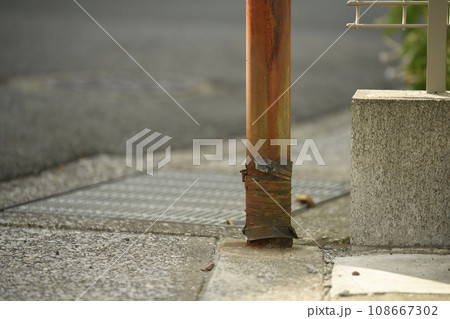根元が錆びで腐食した街路灯の柱 根元が錆びで腐食した街路灯の柱 108667302