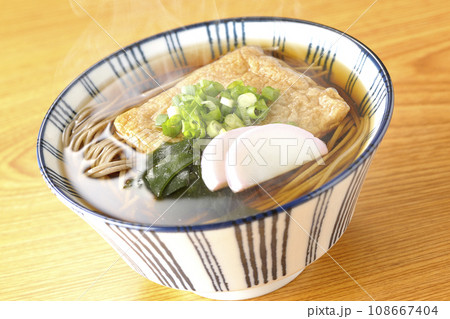 油揚げ、かまぼこ、ワカメ、葱が乗った熱々のきつね蕎麦 油揚げ、かまぼこ、ワカメ、葱が乗った熱々のきつね蕎麦 108667404