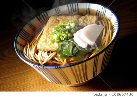 油揚げ、かまぼこ、ワカメ、葱が乗った熱々のきつね蕎麦 油揚げ、かまぼこ、ワカメ、葱が乗った熱々のきつね蕎麦 108667430