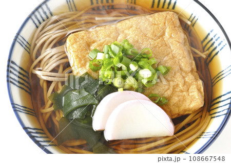 油揚げ、かまぼこ、ワカメ、葱が乗った熱々のきつね蕎麦を白背景で俯瞰撮影 油揚げ、かまぼこ、ワカメ、葱が乗った熱々のきつね蕎麦を白背景で俯瞰撮影 108667548
