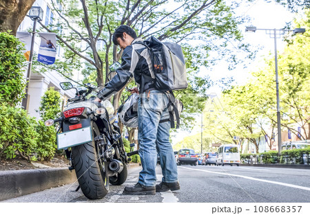 東京ツーリング　表参道の路上駐車場にバイクを止めるライダー 108668357