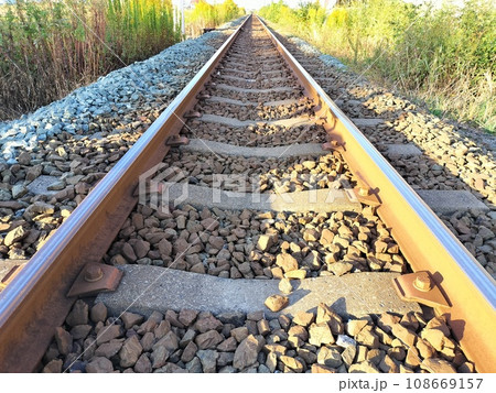 一直線に伸びる列車の鉄道線路の風景 一直線に伸びる列車の鉄道線路の風景 108669157