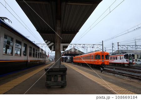 【一畑電車】雲州平田駅のホーム（北松江線） 108669184