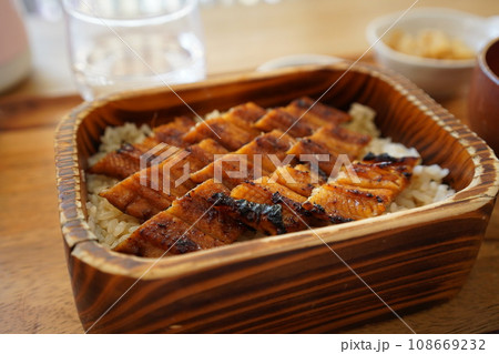 木製の器に入ったあなご飯 木製の器に入ったあなご飯 108669232