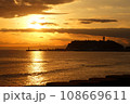 茜色の江ノ島、七里ヶ浜 108669611