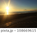 湘南海岸の太陽の輝き 108669615
