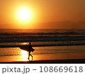 湘南海岸のサーファー 108669618