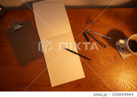木製の机で書く手紙 108669664