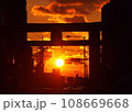 大阪四天王寺の夕日 108669668